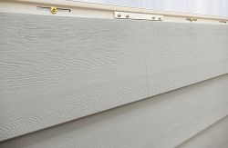 Why do contractors prefer Everlast composite siding?